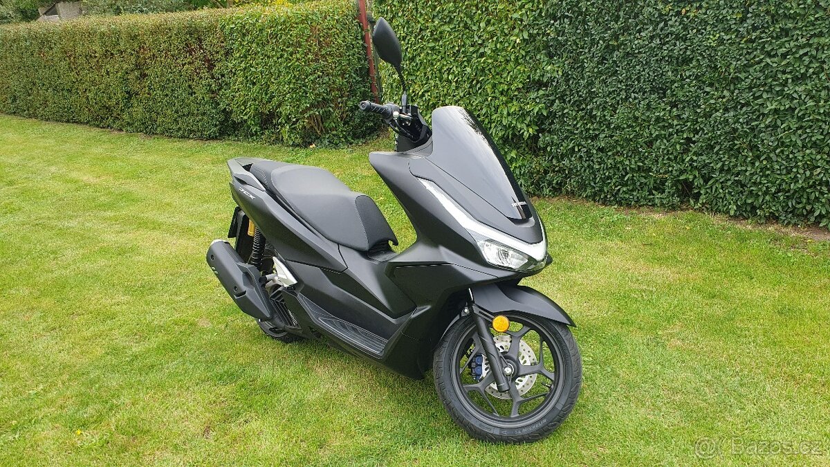 Půjčení skútru v Hradci Králové, zcela nová Honda PCX 125