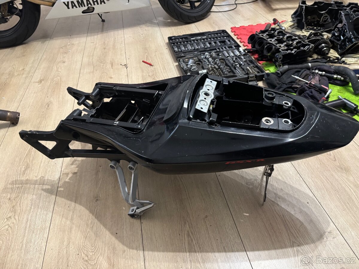 Podsedadlovy ram a plast na Suzuki Gsxr 1000 03-04
