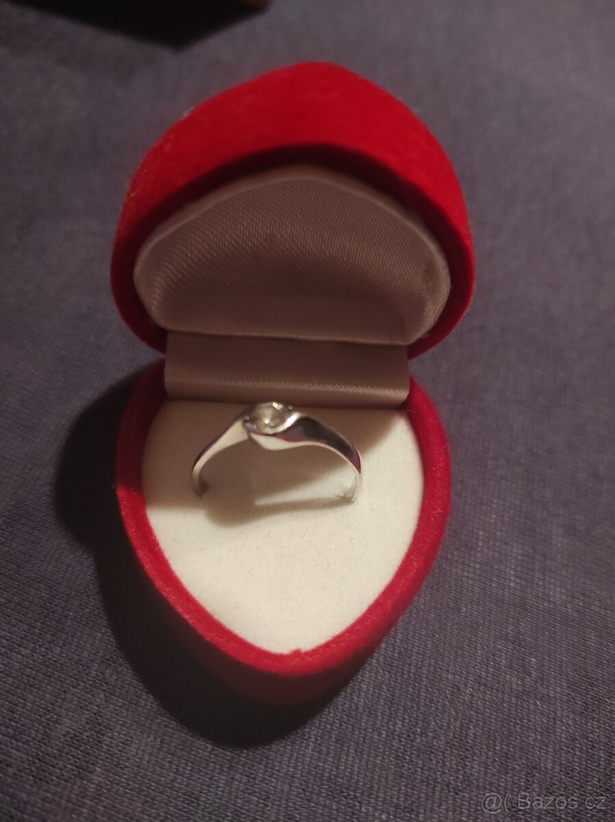 Prstýnek s bílého zlata