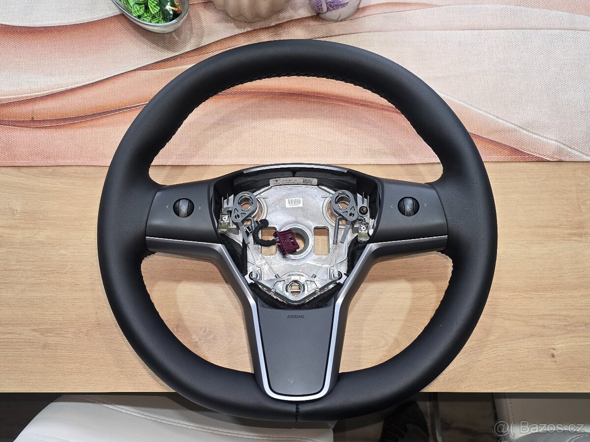 volant TESLA model 3 , Tesla Y VYHRIEVANÝ
