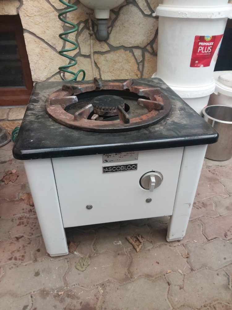 Vařič, stolička, hořák.