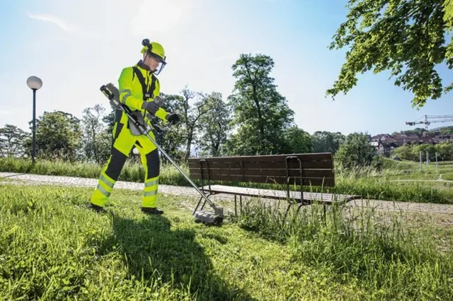 Zaměstnanec na údržbu zeleně