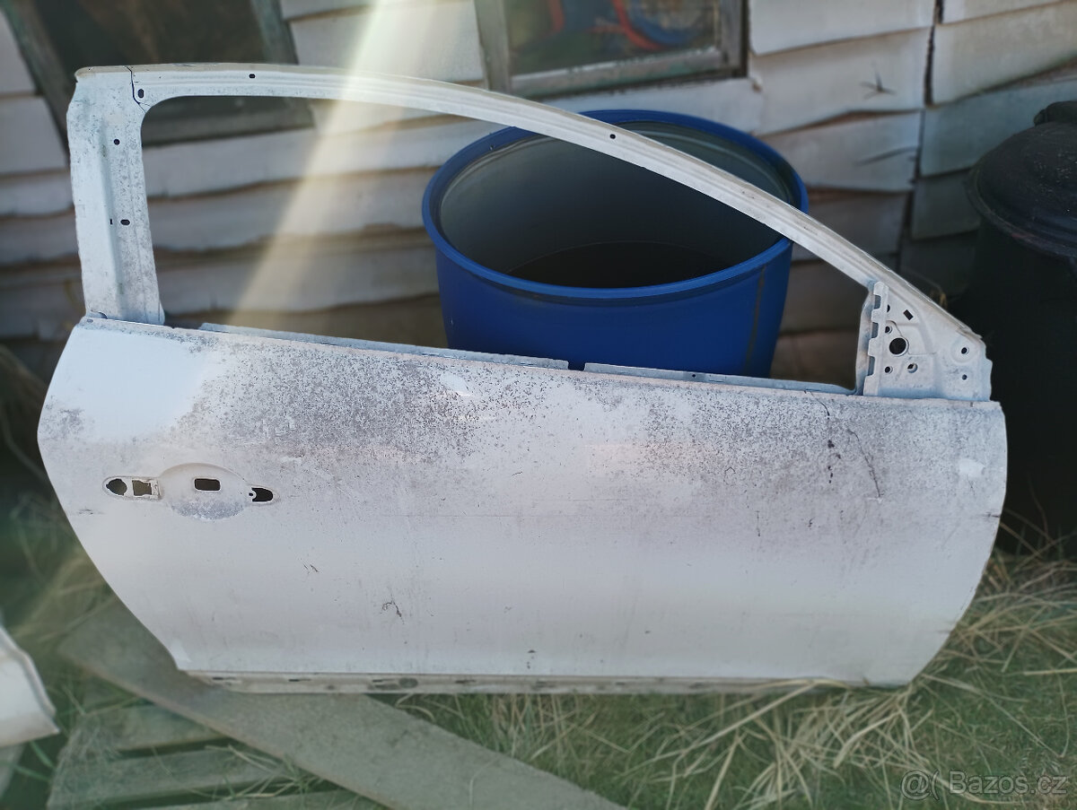 megan 3 coupe P dveřě