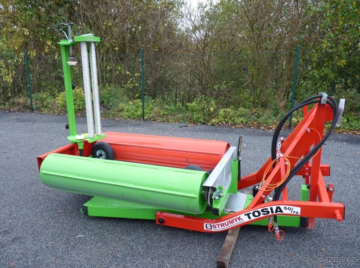 Oviječka na balíky nesena za traktor