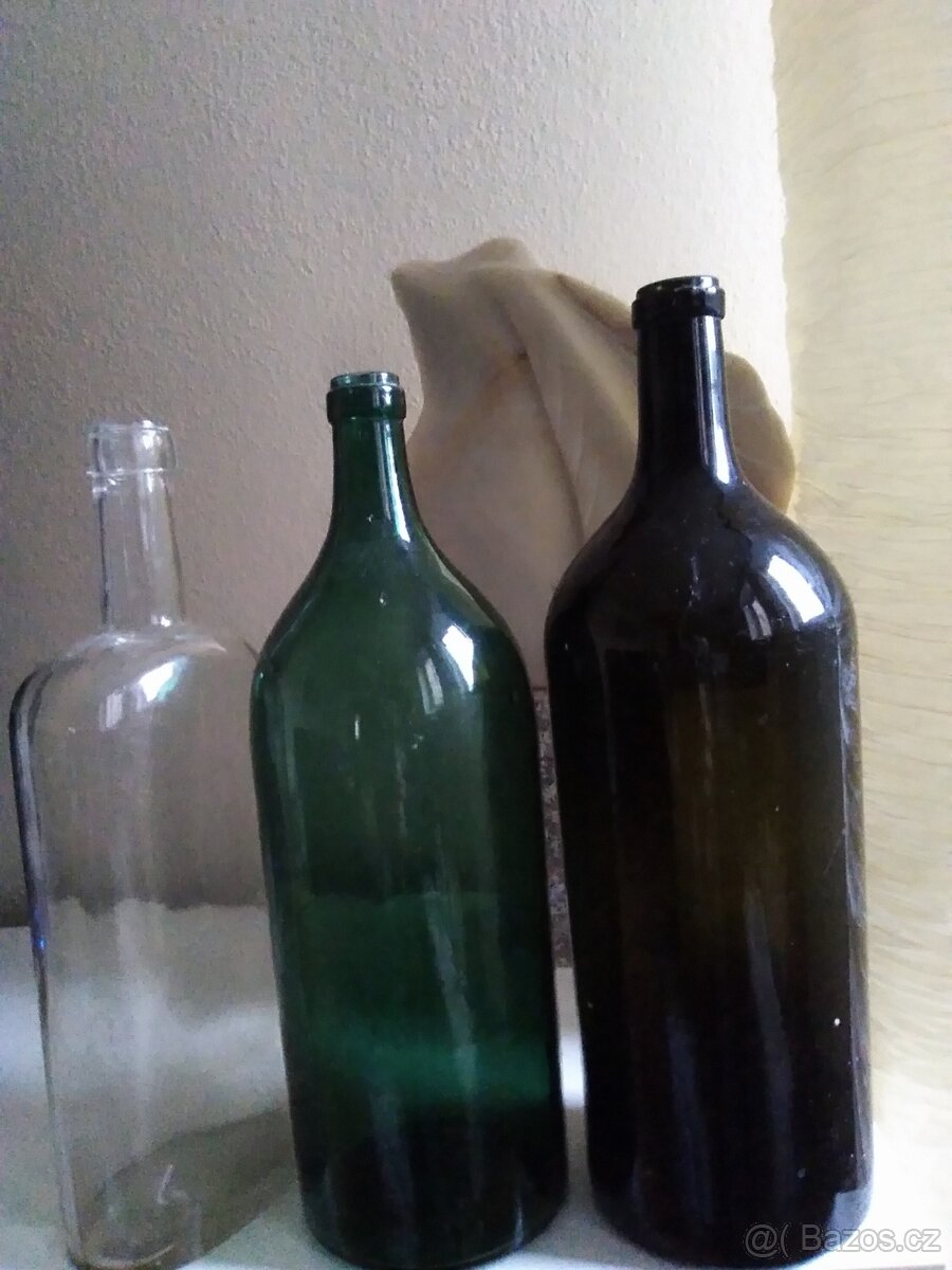 Skleněné láhve ze staré půdy