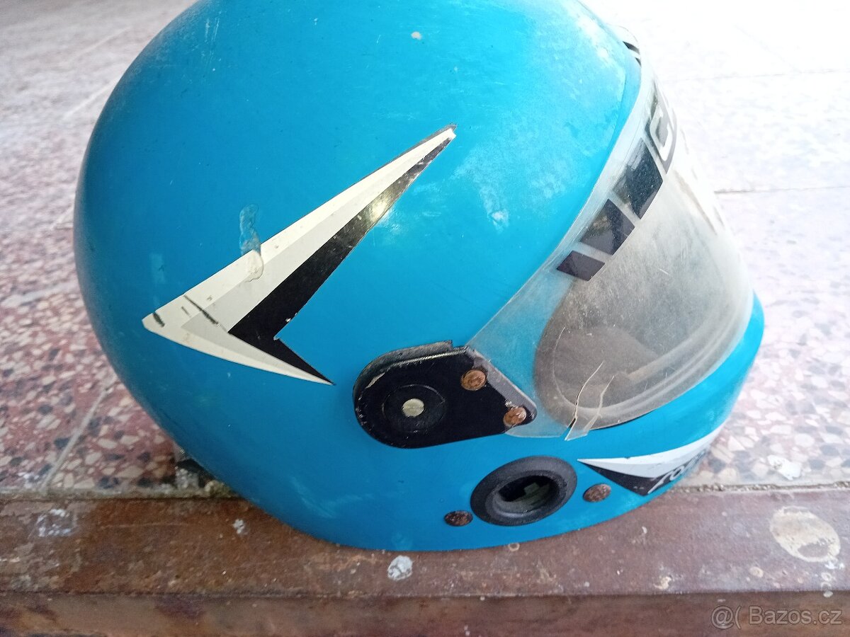Retro přilba na motorku