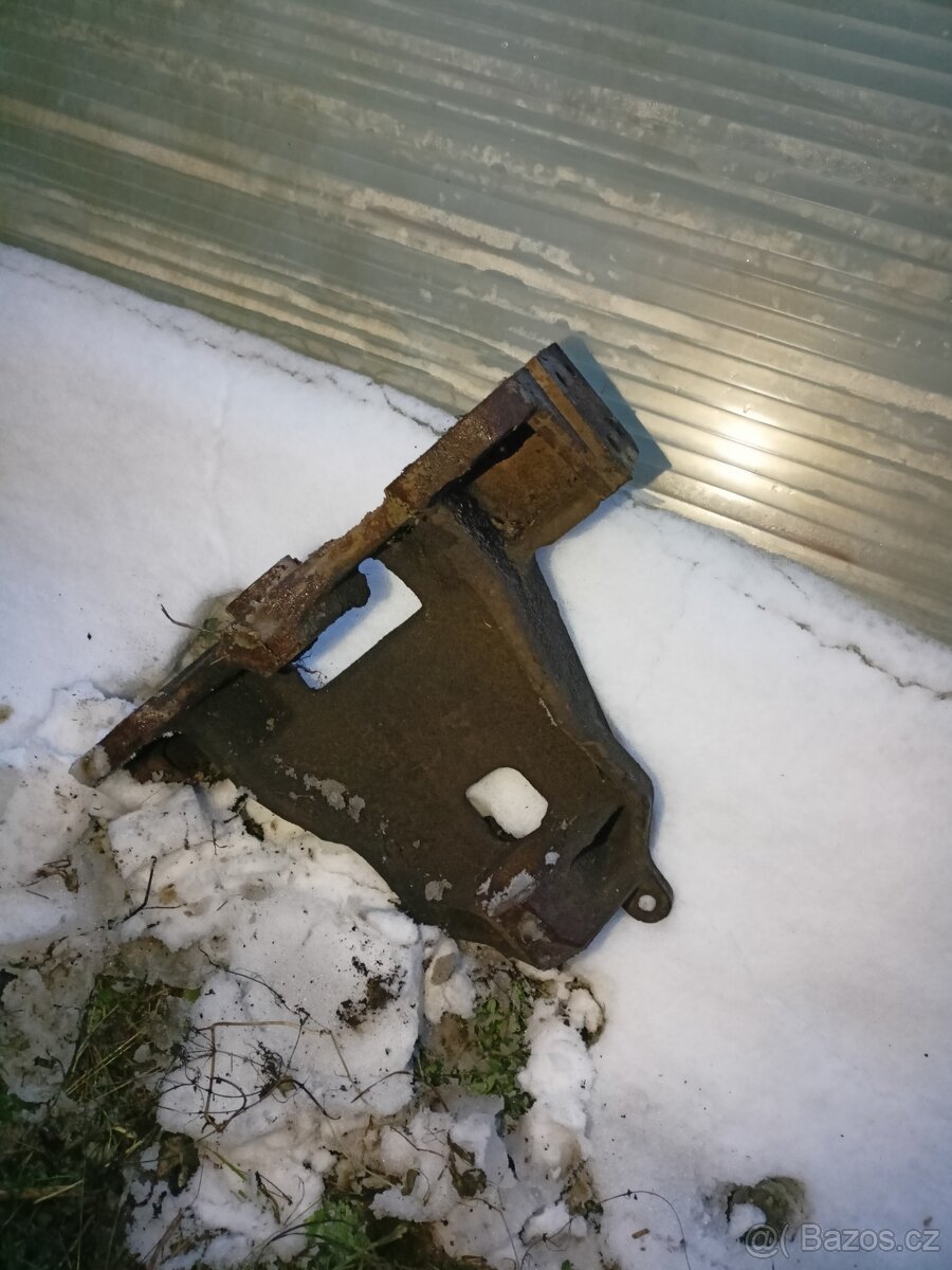 Konzole přední nápravy Zetor