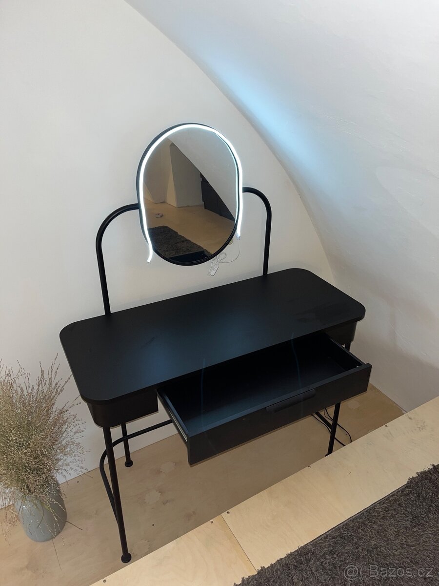 Make up stolek s osvětlením