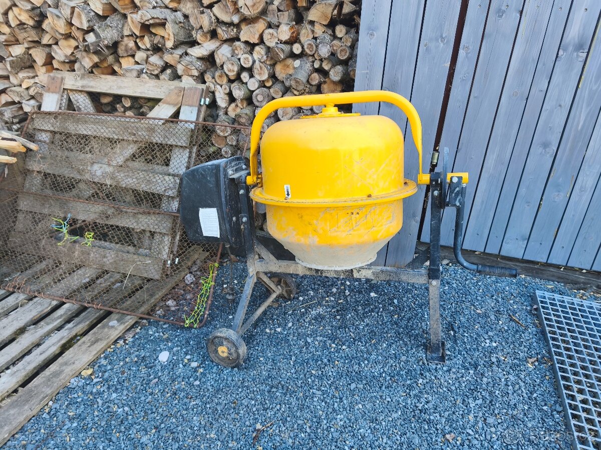 malá elektrická bubnová míchačka