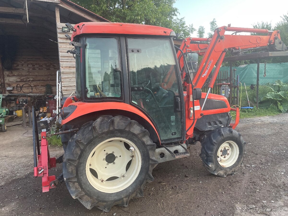 Traktor Kioti EX 50 z čelním nakladačem