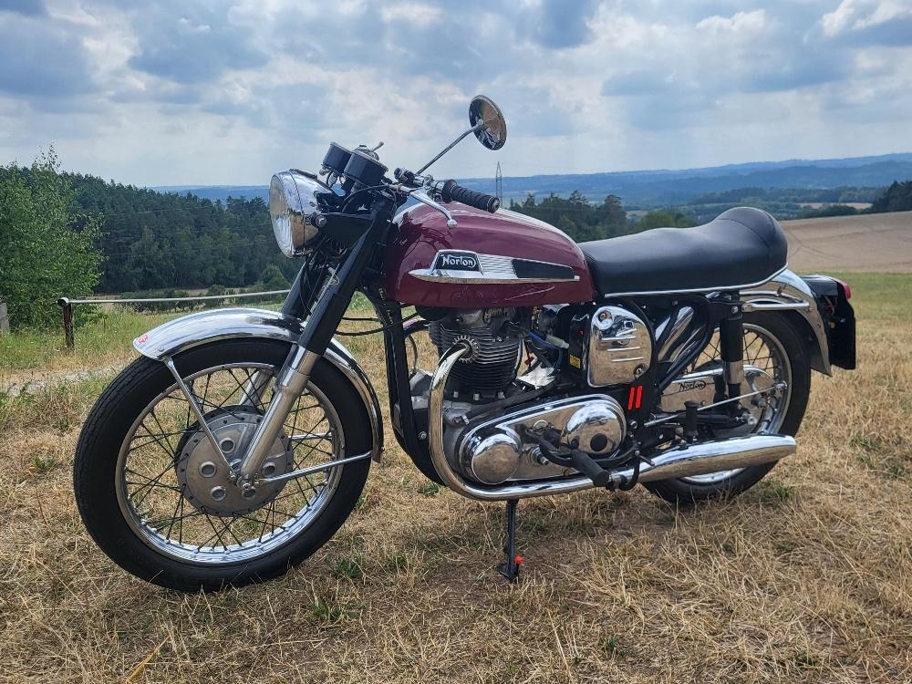 Norton Atlas 750 r.v.1967- na bílých SPZ
