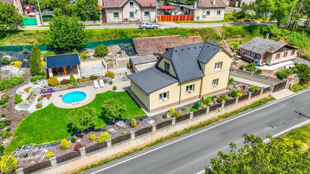 NOVINKA - Prodej krásného rodinného domu s bazénem, dřevěnou