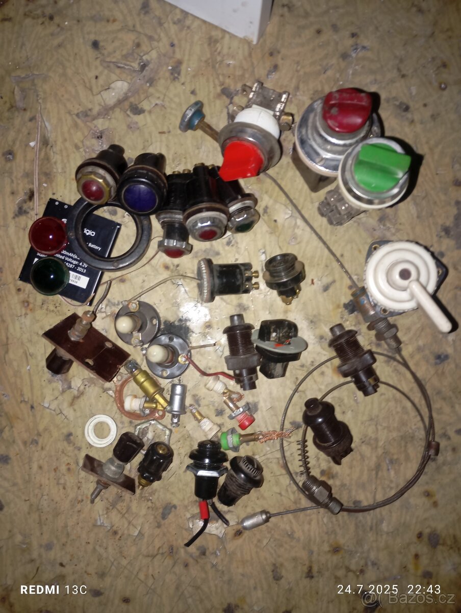 Staré kontrolky a jiné součástí auto moto