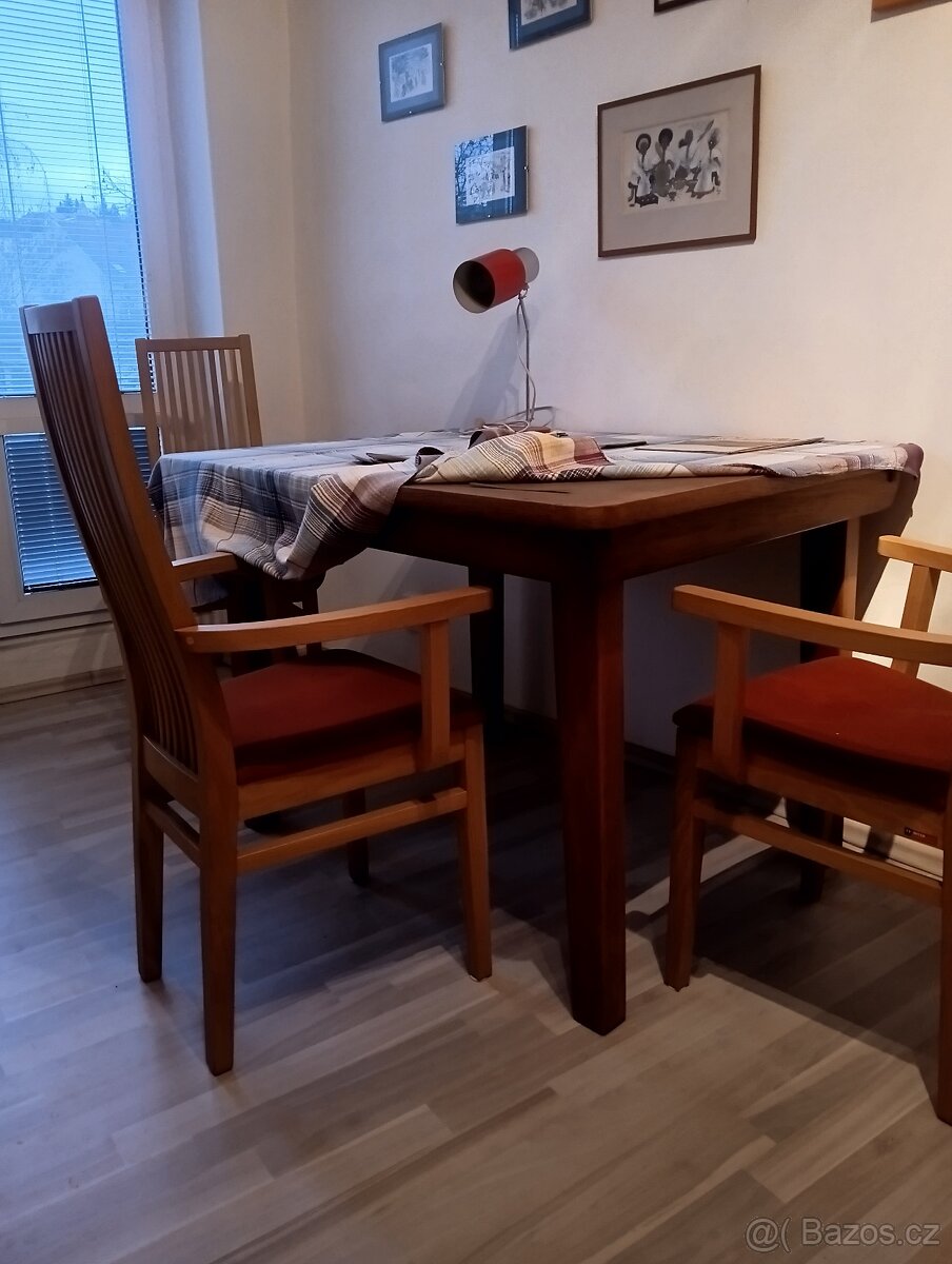 Stůl se židlemi