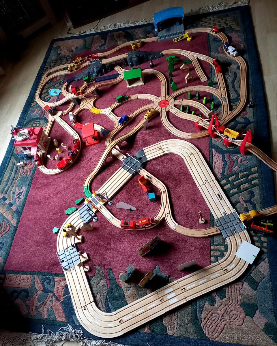 Dřevěné koleje, vláčky, domečky... komplet