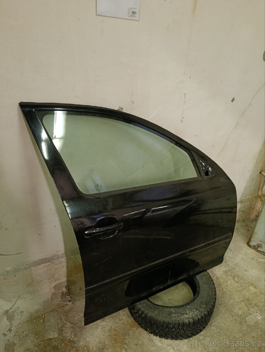 Škoda Octavia 2 pravé přední dveře černá
