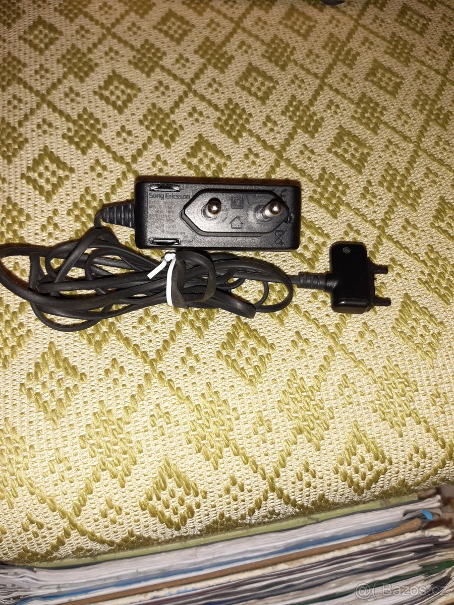 Prodám síťovou telefonní nabíječku Sony Ericsson CAA