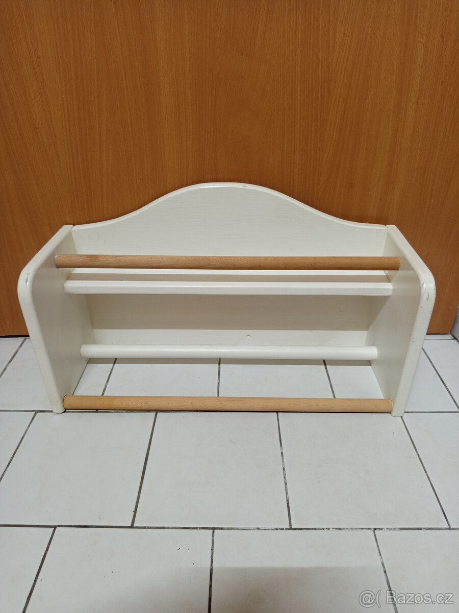 Police na hrnky a talíře