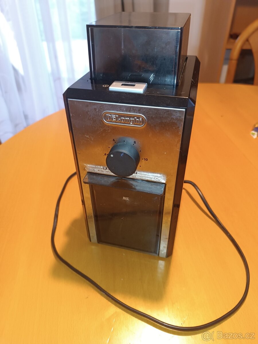 Mlýnek na kávu De'Longhi