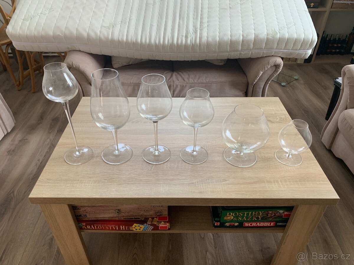 Skleněné vázy ve tvaru číší