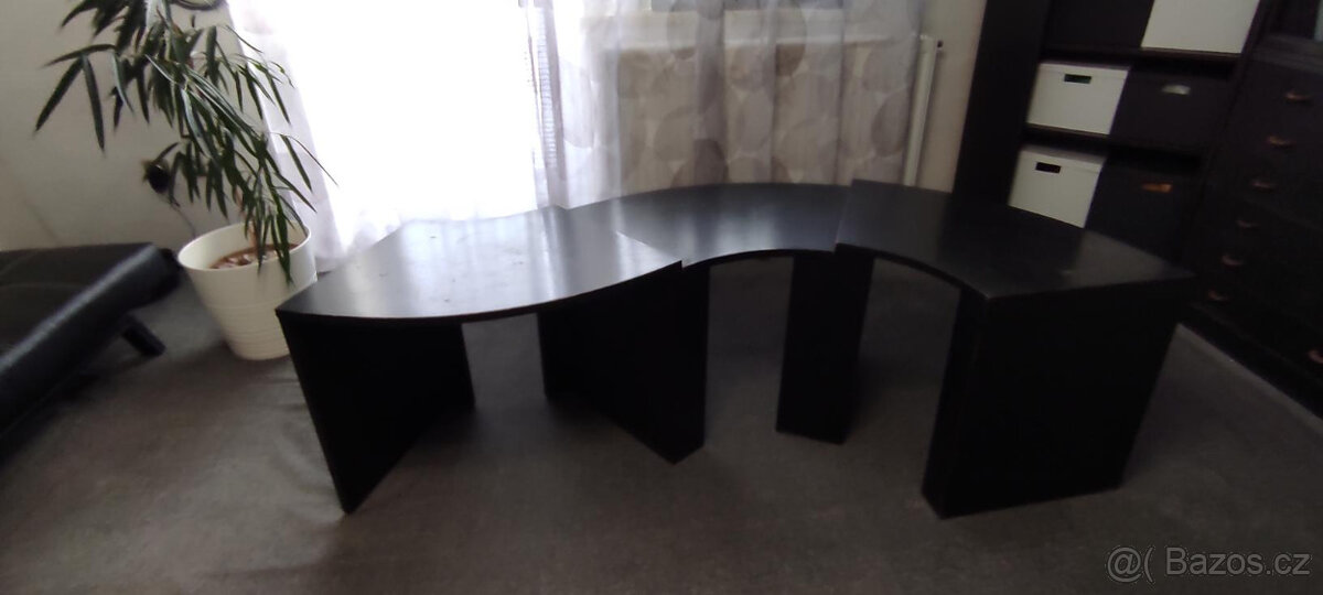 Stolky, vhodné i jako konferenční stůl.