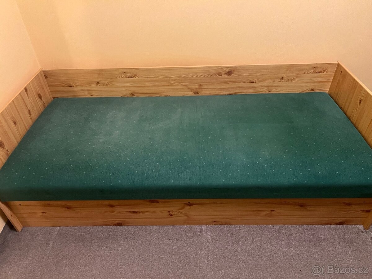 Postel s úložným prostorem