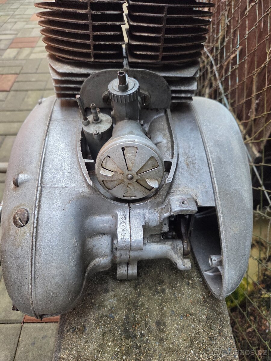 Motor Pérák 350