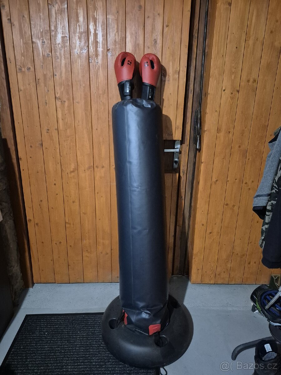 Boxovací pytel s rukavicemi