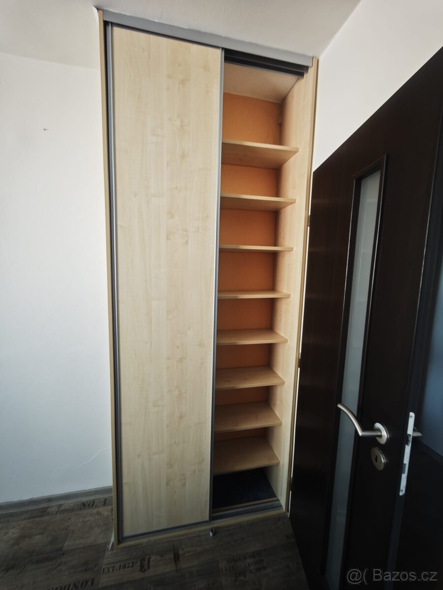 Vestavěná skříň
