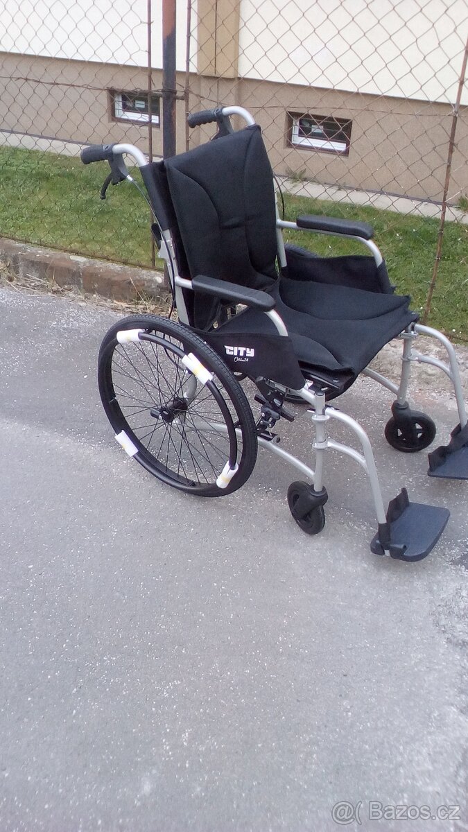 INVALIDNÍ VOZÍK-45CM-ODLEHČEN-Zadní brzdy-mohu zaslat po ČR