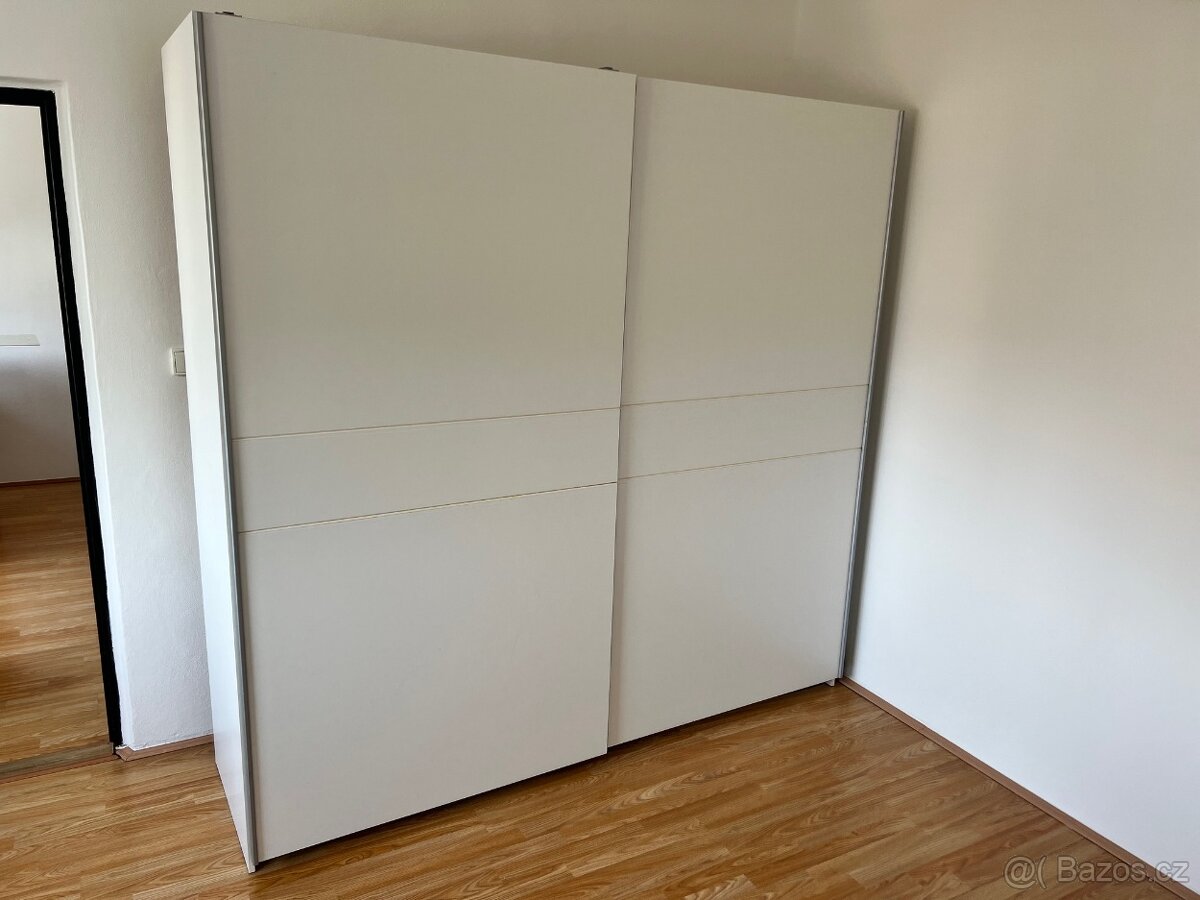 Prodám šatní skříň s posuvnými dveřmi