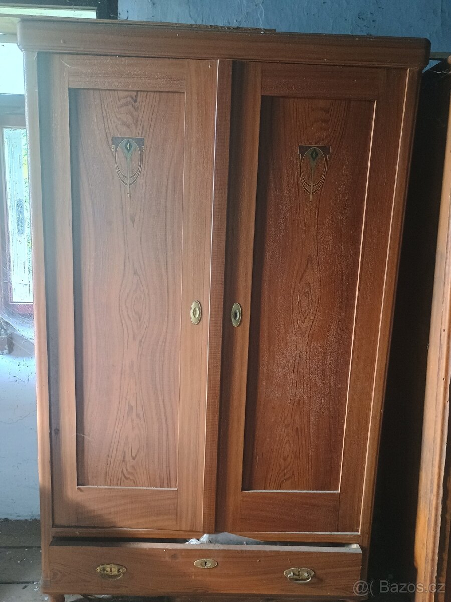 Stará šatní skříň
