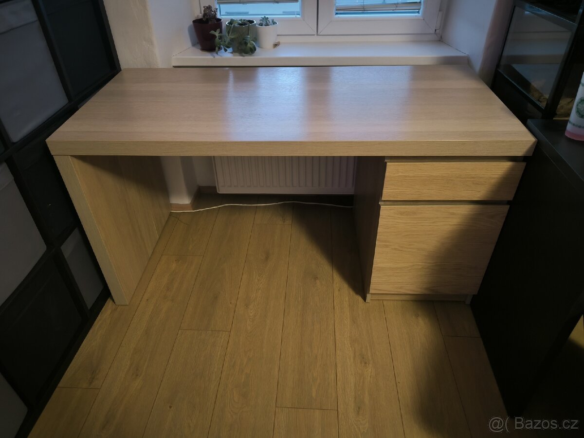 Stůl s úložným prostorem