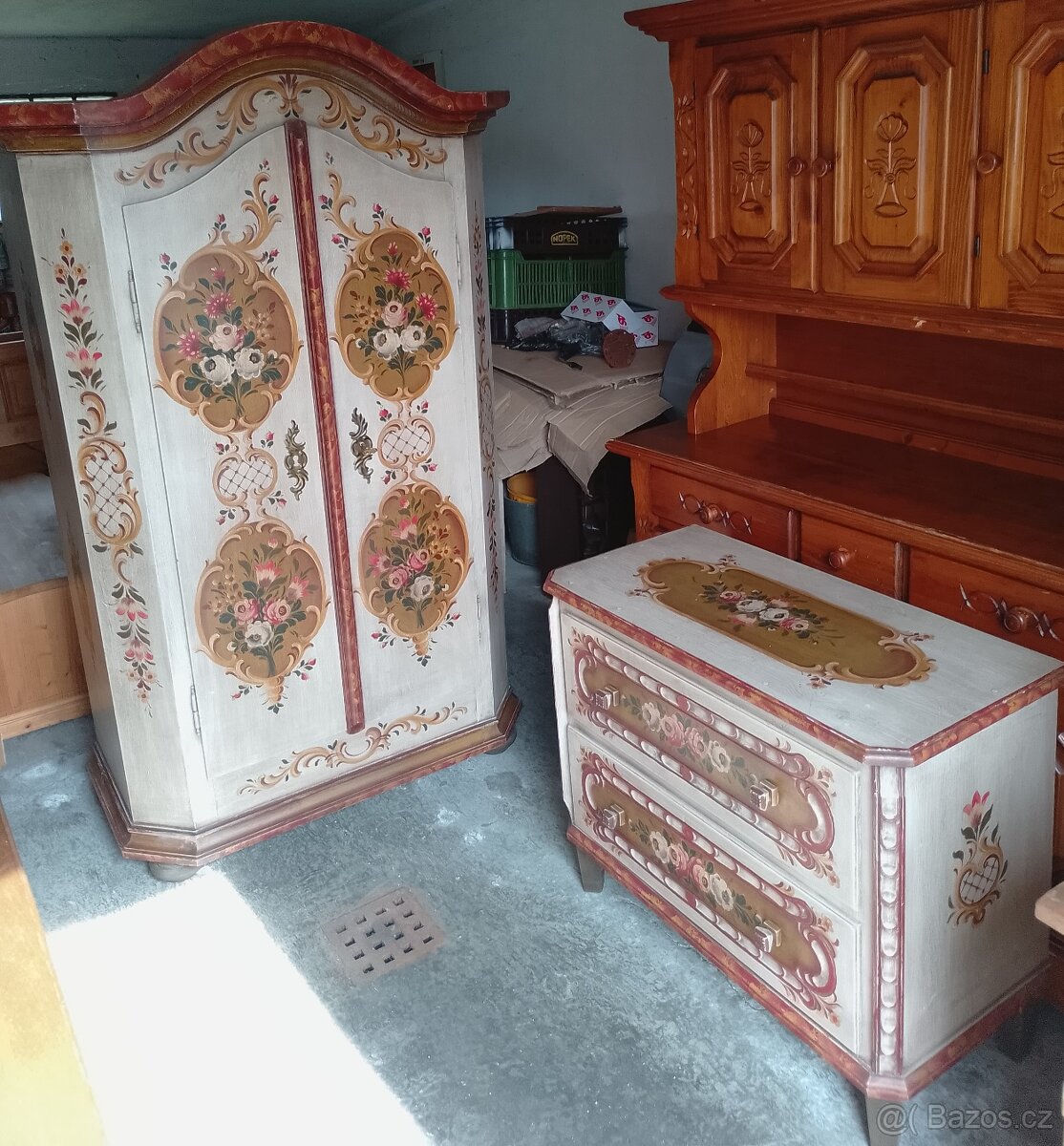 Malovaná masivní šatní skříň + šuplíková komoda