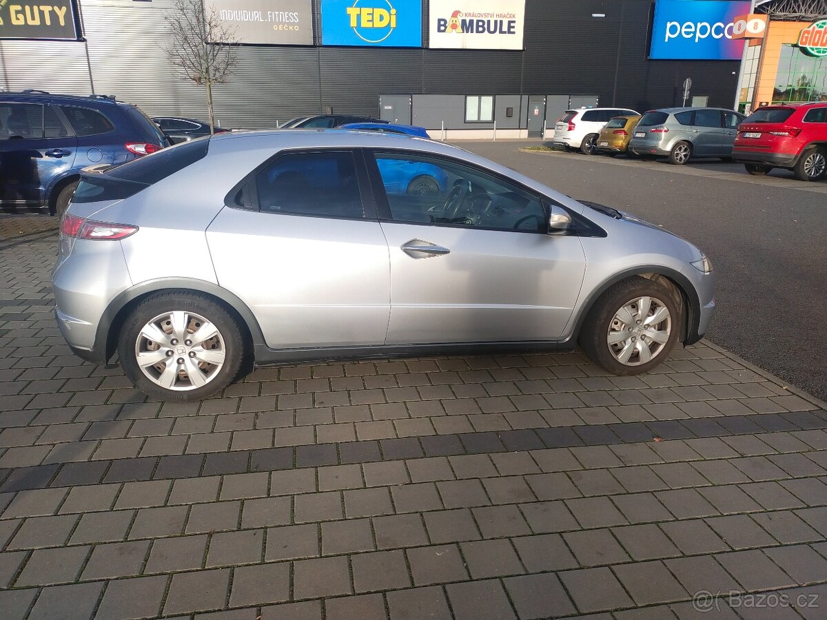 Prodám Honda Civic 8g 1.4. i-vtec 73 kw rok 2011