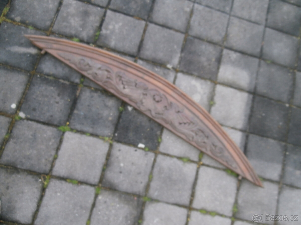 Starožitná dřevěná nástavba lišta vyřezávaná za 600 kč