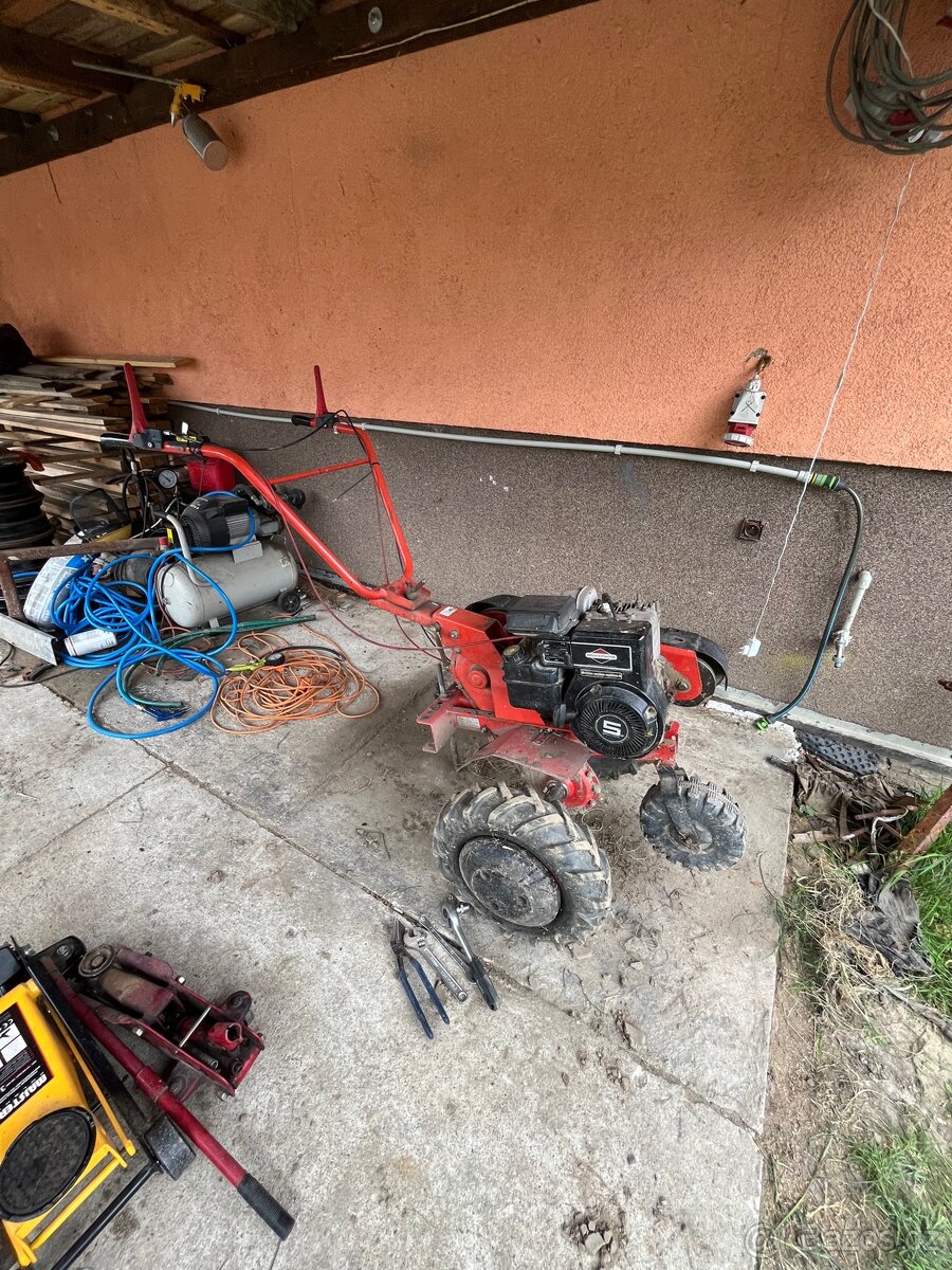 Malotraktor s brzděným vozíkem