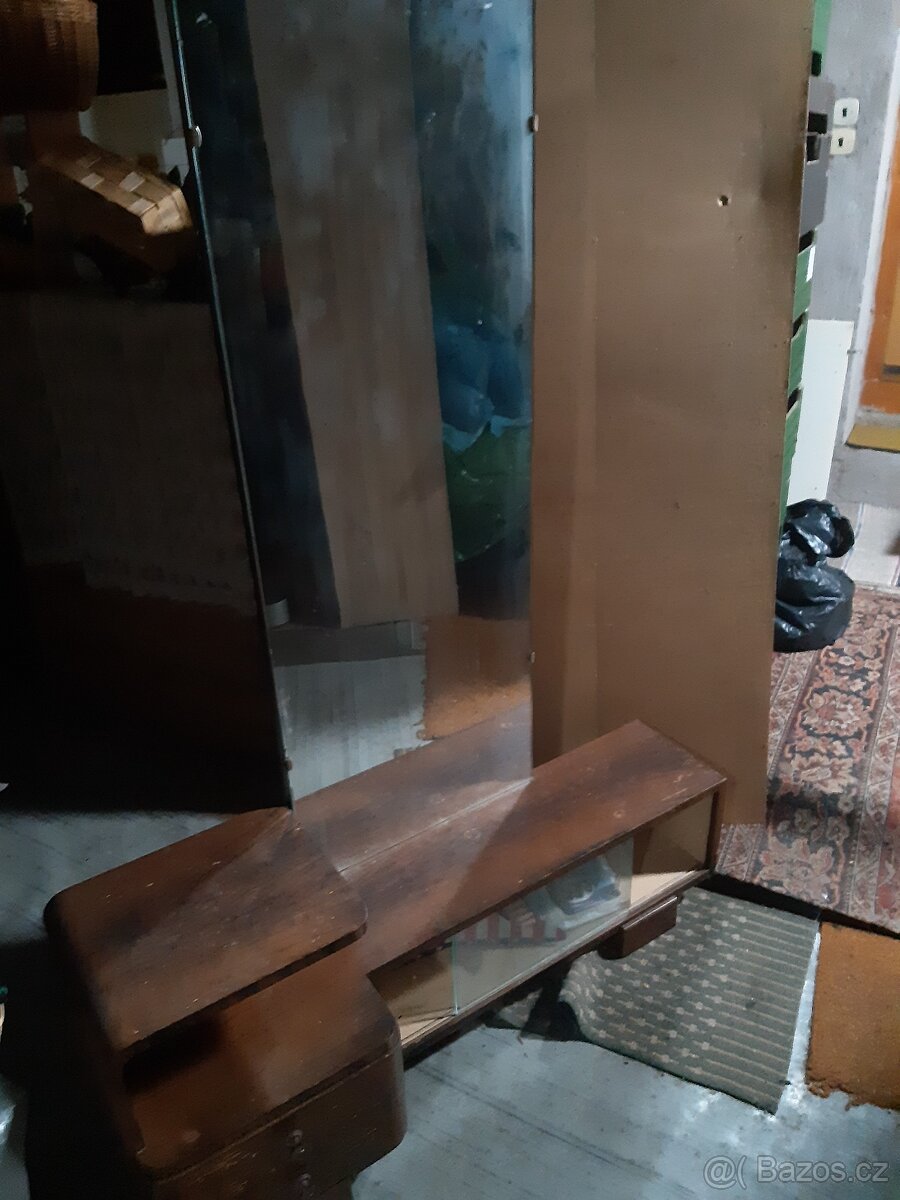 Prodám: psycha - toaletka , zrcadlová stěna