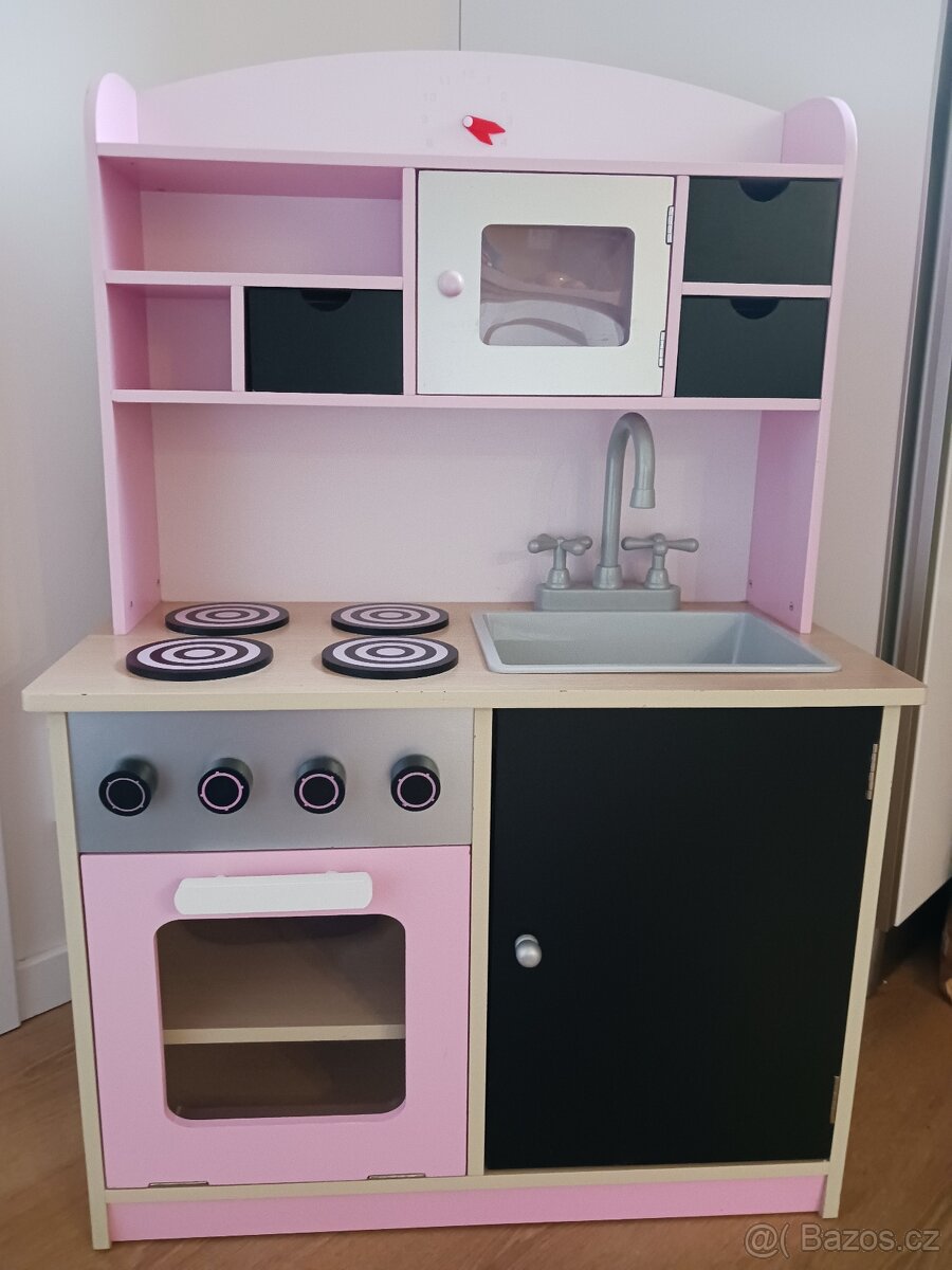 Dřevěná růžová kuchyňka