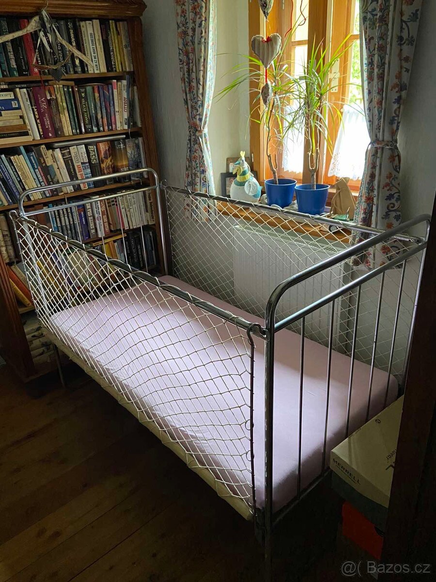 Retro kovová postýlka s matrací
