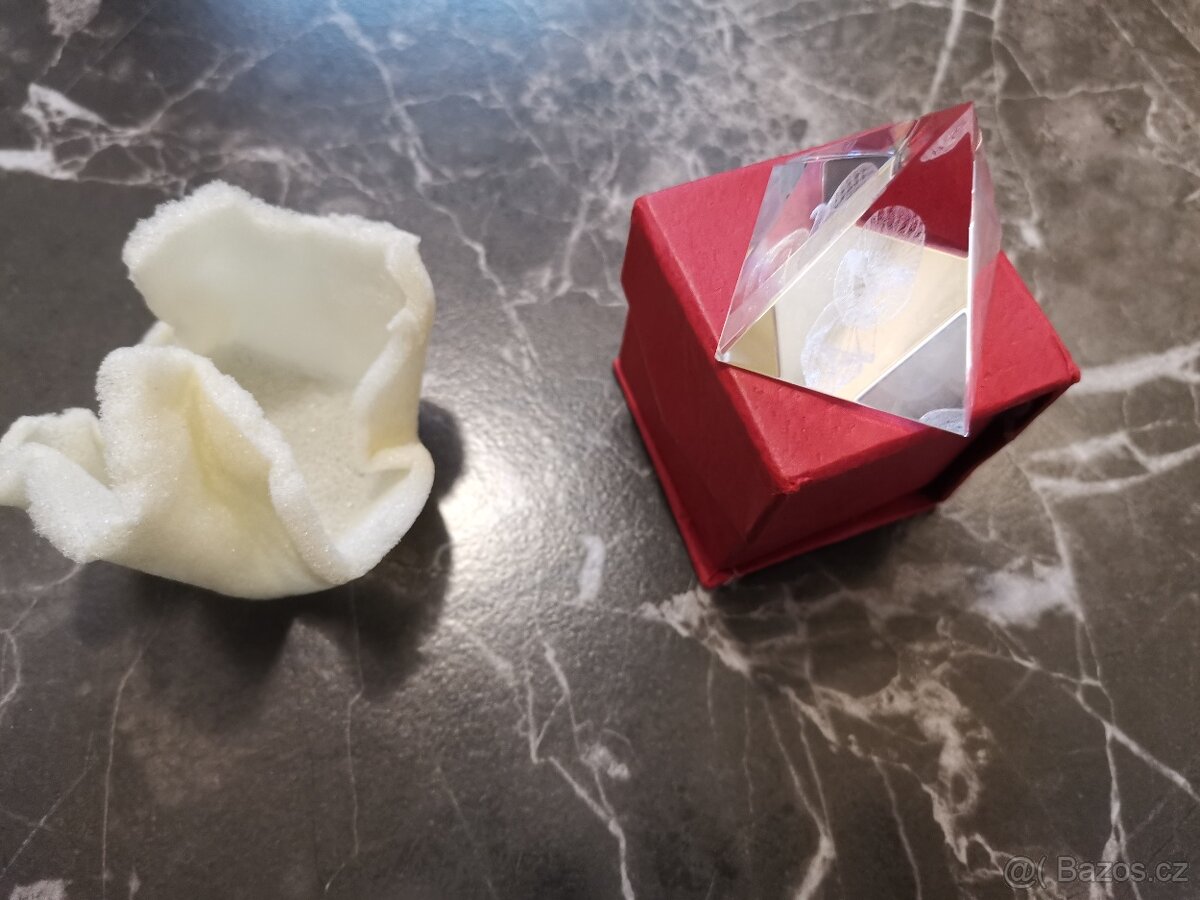 Skleněná pyramida s motivem SFINGY