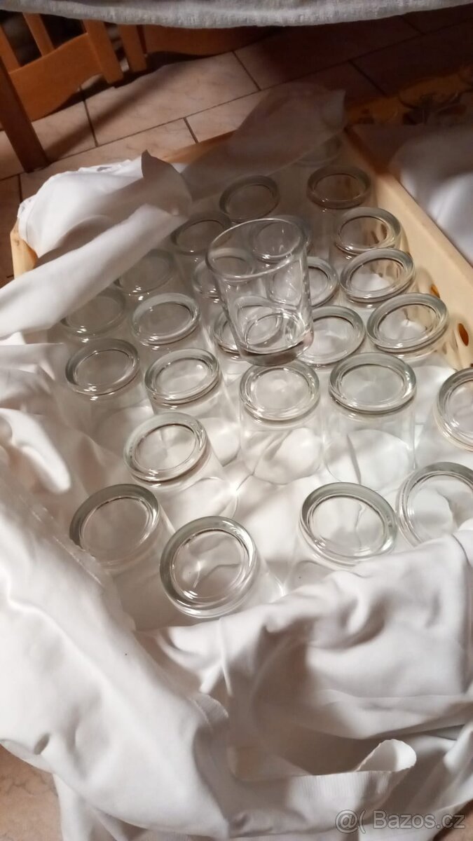 Inventář hospoda (stoly, gastro nádoby, talíře, sklenice)