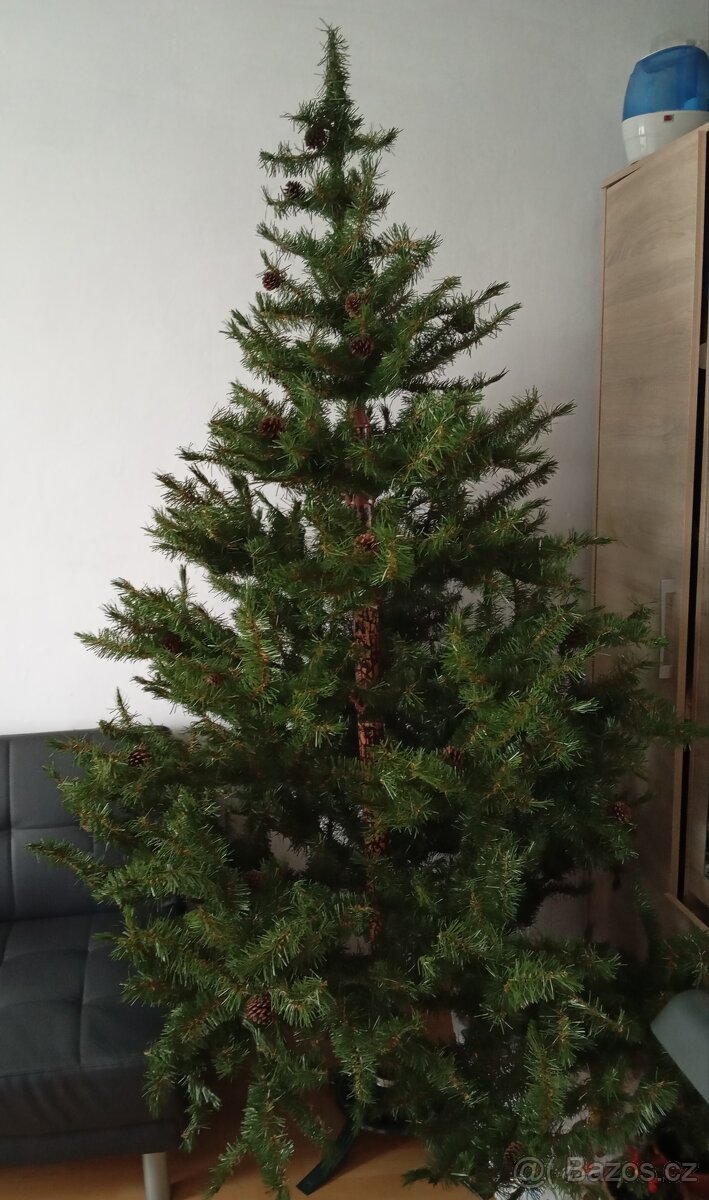 Vánoční stromek 210 cm s šiškami