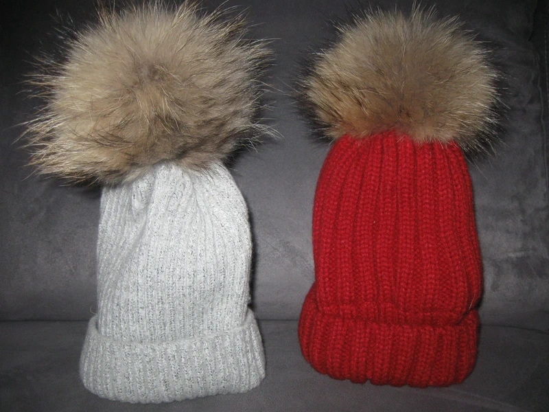 nové zimní čepice s přírodní bambulí mývalovec