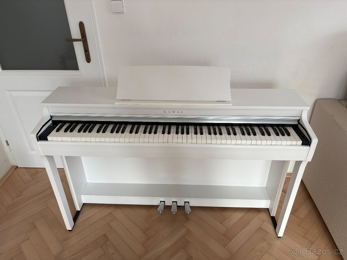 Kawai CN29W + židle a sluchátka