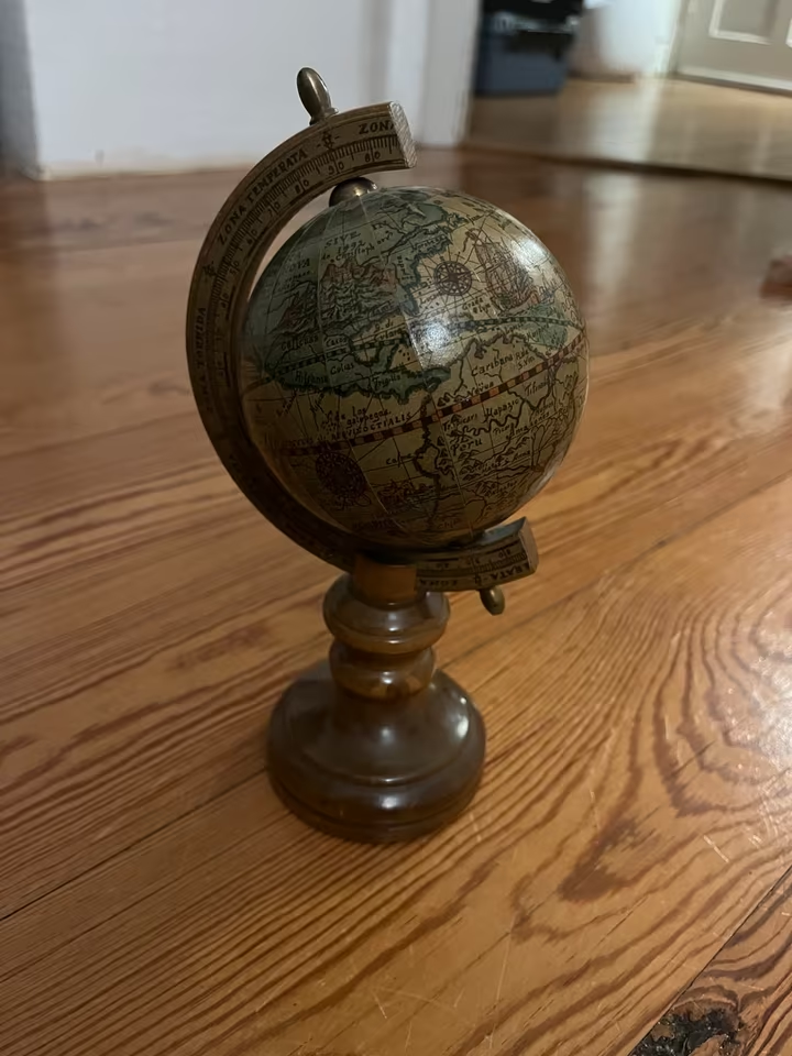 Starožitný glóbus – dekorativní světový globus na dřevěném