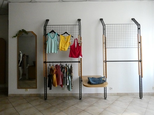 Prodám vybavení prodejny textilu.