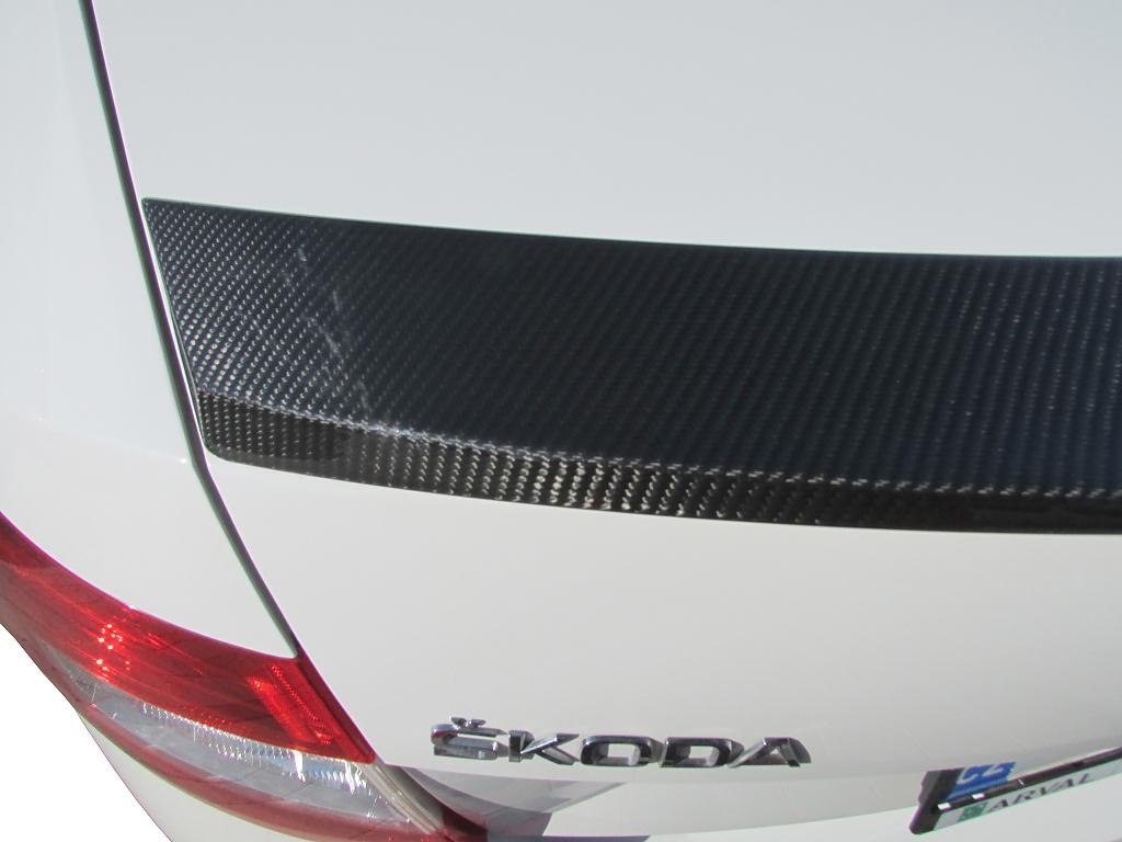 Karbonové křídlo octavia III před face i face.