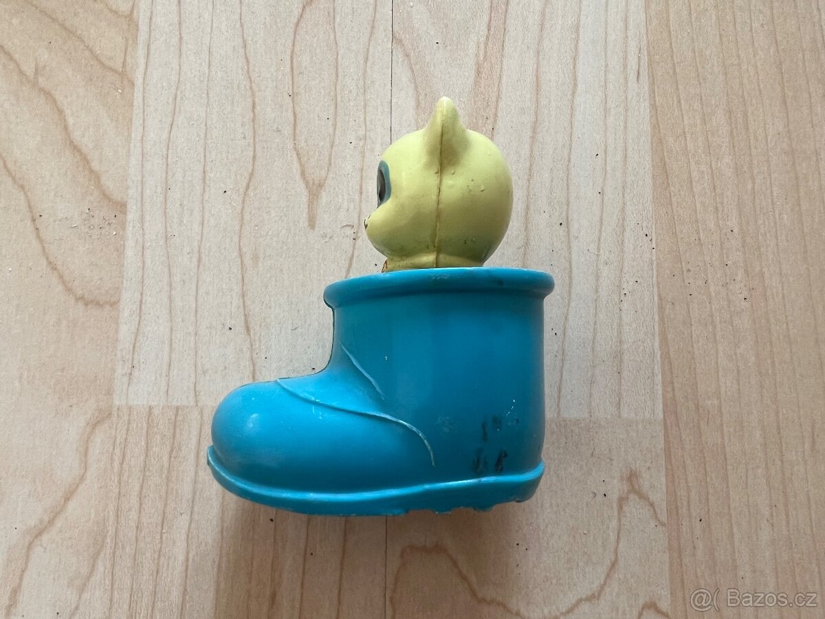 Pískací kočka v botě