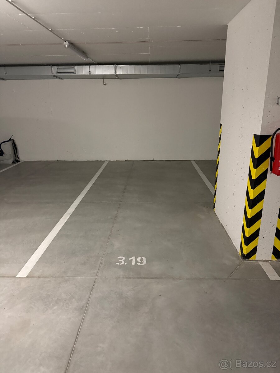 Kryté parkovací stání na ulici Chvalovka